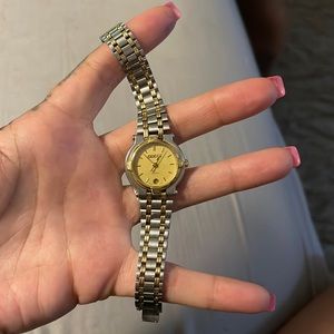 Women’s Gucci Watch battery works gently used! Very pretty watch 😍😍 No box